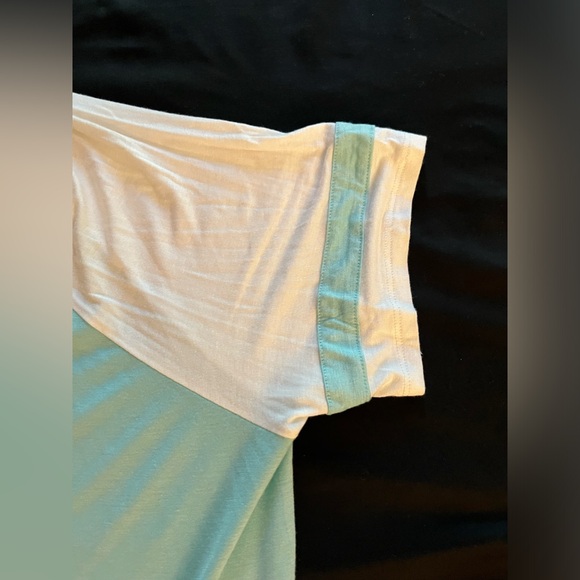 Women’s No Comment Plus Tiffany blue and white cut out shoulder top in 3x NWT - Picture 4 of 10